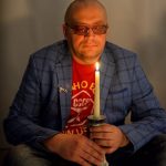 Участие действующих участников СВО в «Бессмертном полку» в Железноводске • Впервые в истории города в колонне «Бессмертного полка» прошли действующие участники специальной военной операции. • Это событие стало символом неразрывной связи поколений и живым мостом между подвигом дедов и отцов и сегодняшней борьбой за мир и справедливость. Эмоциональная окраска акции • Присутствие действующих военнослужащих придало акции особую эмоциональную окраску. • Многие не могли сдержать слёз, видя в этих молодых людях продолжение героизма Великой Отечественной войны. Значение события • День останется в памяти жителей города как символ единства народа, его непоколебимой воли и глубокой благодарности всем, кто защищал и защищает страну. • Глава города-курорта Евгений Бакулин поздравил всех с праздником Великой Победы. Дополнительная информация • Ранее сообщалось, что ставропольские казаки приняли участие в юбилейном параде на Красной площади. https://ext-2114113.livejournal.com/174209.html?newpost=1
