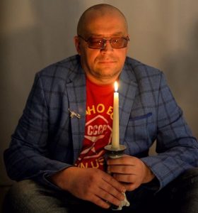 Участие действующих участников СВО в «Бессмертном полку» в Железноводске • Впервые в истории города в колонне «Бессмертного полка» прошли действующие участники специальной военной операции. • Это событие стало символом неразрывной связи поколений и живым мостом между подвигом дедов и отцов и сегодняшней борьбой за мир и справедливость. Эмоциональная окраска акции • Присутствие действующих военнослужащих придало акции особую эмоциональную окраску. • Многие не могли сдержать слёз, видя в этих молодых людях продолжение героизма Великой Отечественной войны. Значение события • День останется в памяти жителей города как символ единства народа, его непоколебимой воли и глубокой благодарности всем, кто защищал и защищает страну. • Глава города-курорта Евгений Бакулин поздравил всех с праздником Великой Победы. Дополнительная информация • Ранее сообщалось, что ставропольские казаки приняли участие в юбилейном параде на Красной площади. https://ext-2114113.livejournal.com/174209.html?newpost=1